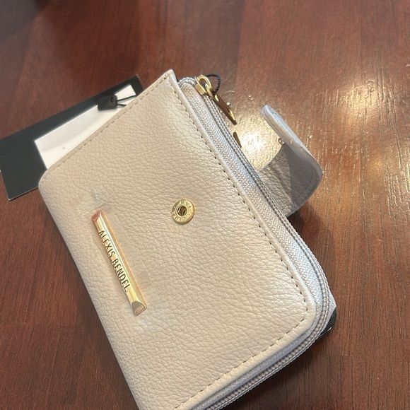 Alexis Bendel Beige Snap wallet - Picture 3 of 5